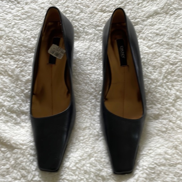 DKNY Leather Sean-40MM Pump In Black Size-8 1/2 NWT - Picture 1 of 14